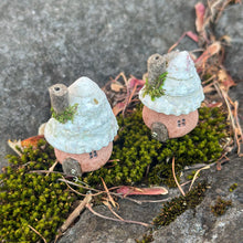 Load image into Gallery viewer, 赤壁の貝殻屋根の妖精ハウスS | 苔のある小さな家