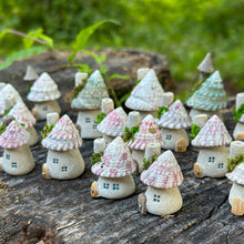 Load image into Gallery viewer, 白い貝殻屋根の妖精ハウスS | 苔のある小さな家
