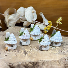Load image into Gallery viewer, 白い貝殻屋根の妖精ハウスS | 苔のある小さな家

