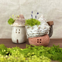 Load image into Gallery viewer, 貝殻屋根の小さなお家 ぽってりS（ココアブラウン）〜プリザーブドモス＆フラワーの貝殻オブジェ
